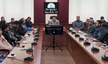 उपायुक्त कुल्लू आशुतोष गर्ग को आज उपायुक्त कार्यालय के अधिकारियों व कर्मचारियों ने दी विदाई पार्टी