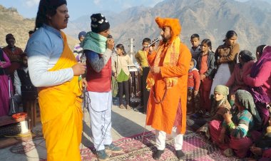 प्रदेश सरकार इंदिरा गांधी बालिका सुरक्षा योजना के तहत एक बेटी पर दो लाख व दो बेटियों पर एक लाख की राशि करती है प्रदान