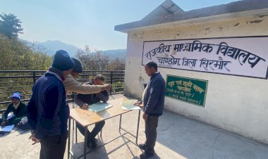 उपायुक्त सुमित खिमटा ने सरांहा क्षेत्र में आंगनवाड़ी केन्द्र और स्कूल का किया औचक निरीक्षण