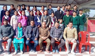 सड़क सुरक्षा बारे पीरन स्कूल के बच्चों को पुलिस जवानों ने दिए टिप्स