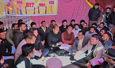 चौड़ा मैदान में धरना दे रहे युवाओं से मिले नेता प्रतिपक्ष जयराम ठाकुर, बोले लीगल ओपेनियन, लेकर हाईकोर्ट और सुप्रीम कोर्ट से हरी झंडी मिलने के बाद भी रोका रिज़ल्ट