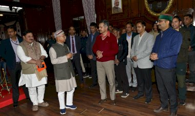 राज्यपाल के एक वर्ष का कार्यकाल पूर्ण होने पर राजभवन के कर्मचारियों ने बधाई दी