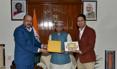 राज्यपाल को विश्वभर में श्री राम पर जारी स्मारक डाक टिकट की पुस्तिका भेंट की