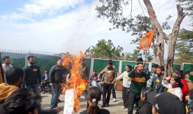 पश्चिम बंगाल में महिलाओं के साथ हो रहे अत्याचार के विरोध में गरजी अभाविप, फूंका ममता बनर्जी का पुतला