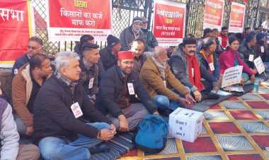 हिमाचल किसान सभा व सीटू ने किसानों के समर्थन में डीसी ऑफिस शिमला पर दिया धरना