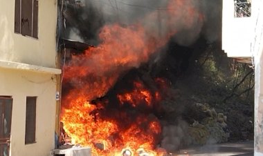 गोदाम में भड़की आग, लाखों का नुकसान,गुन्नुघाट क्षेत्र में हुई घटना