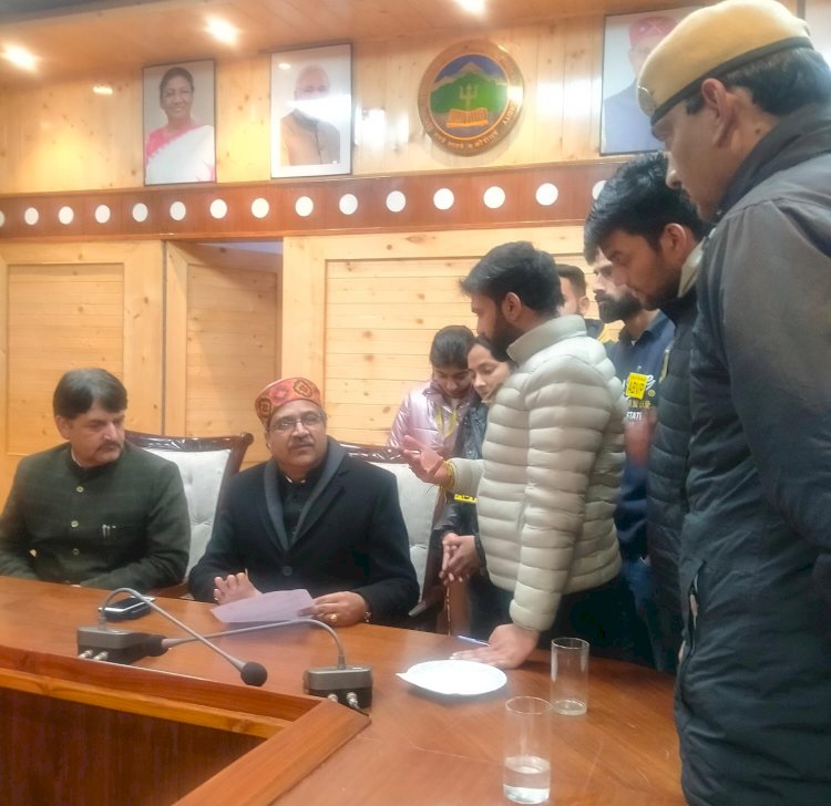 छात्र माँगो को लेकर कुलपति का किया घेराव, नई बसें उपलब्ध ना करवाने पर एवीबीपी गुस्साई : विद्यार्थी परिषद
