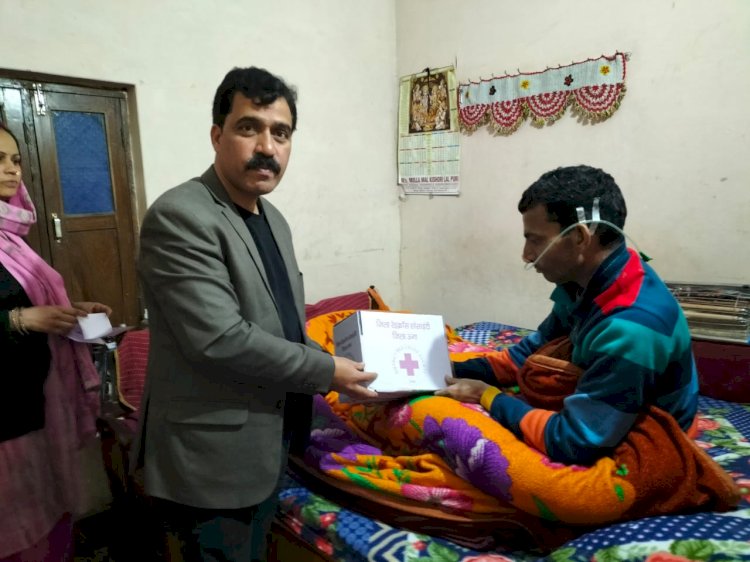 उपायुक्त जतिन लाल ने कैंसर से पीड़ित अनिल कुमार की मदद की