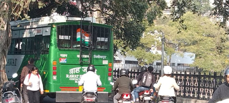 निजी बसें लगा रही है शहर के प्रमुख मार्ग पर जगह-जगह जाम - राह चलती सवारियों को आवाजें लगाकर बुला रहे है परिचालक