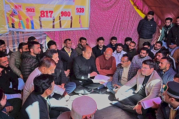 चौड़ा मैदान में धरना दे रहे युवाओं से मिले नेता प्रतिपक्ष जयराम ठाकुर, बोले लीगल ओपेनियन, लेकर हाईकोर्ट और सुप्रीम कोर्ट से हरी झंडी मिलने के बाद भी रोका रिज़ल्ट