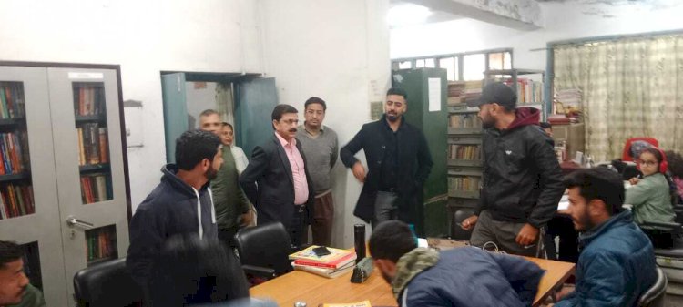 उपायुक्त ऊना ने किया जिला पुस्तकालय ऊना का निरीक्षण, ऑनलाइन पढ़ाई हेतू उपलब्ध होगी वाई-फाई सुविधा