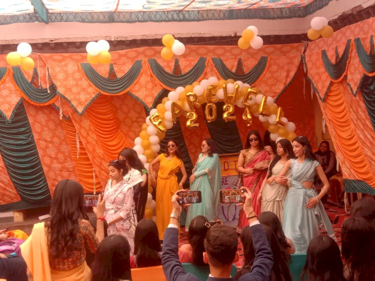 विदाई समारोह में विद्यार्थियों ने बिखेरे इन्द्रधनुषी भावनाओं के रंग, ए.वी.एन स्कूल में ग्यारहवीं के विद्यार्थियों ने ज़मा दो के बच्चों के लिए किया समारोह आयोजित