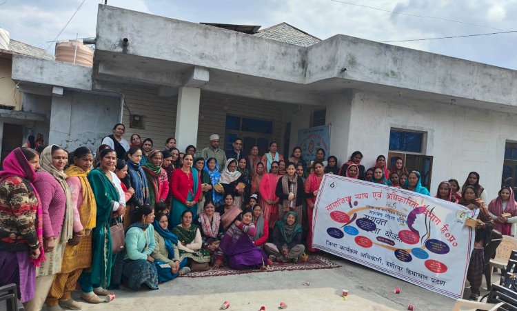विभागीय योजनाओं का लाभ उठाएं पात्र महिलाएं, ग्राम पंचायत बारीं में जिला कार्यक्रम अधिकारी ने की अपील
