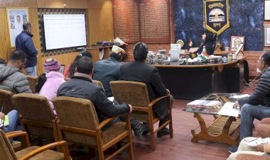 उपायुक्त कुल्लू ने की राजस्व अधिकारियों के साथ कार्यों की प्रगति की समीक्षा  बैठक की अध्यक्षता