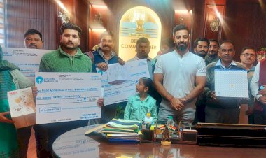 रेड क्रॉस लक्की ड्रॉ के विजेताओं को उपायुक्त ने वितरित किए चैक व ईनाम