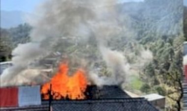 गैस सिलिंडर फ टने आग की भेंट चढ़ा मकान,लाखों का नुकसान