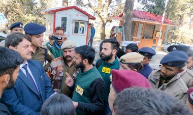 विद्यार्थी परिषद ने यूजी के विद्यार्थियों को अतिरिक्त मौका देने हेतु प्रति कुलपति का गाड़ी रोक किया घेराव : गौरव