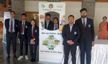 ज़िला निर्वाचन अधिकारी ने भावी युवा मतदाताओं को बताया मतदान का महत्व