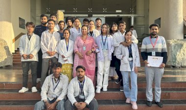 हिमालयन इंस्टीट्यटू ऑफ फार्मेसी के छात्र पतंजलि अनसंधान संस्थान के भ्रमण पर