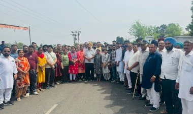 माता चिंतपूर्णी का आशीर्वाद लेने हरोली से पैदल यात्रा पर निकलीं डॉ. आस्था, पिता मुकेश अग्निहोत्री भी साथ