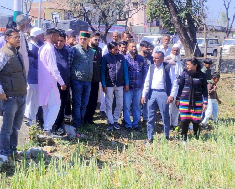 विधायक अजय सोलंकी ने किया मिश्रवाला, क्यारदा और मेलियो पंचायत का दौरा, फसलों नुक्सान का लिया जायजा