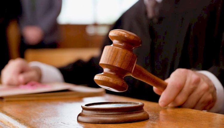 मतदाताओं को लुभाने अथवा डराने पर एक वर्ष कारावास की सजा का प्रावधान