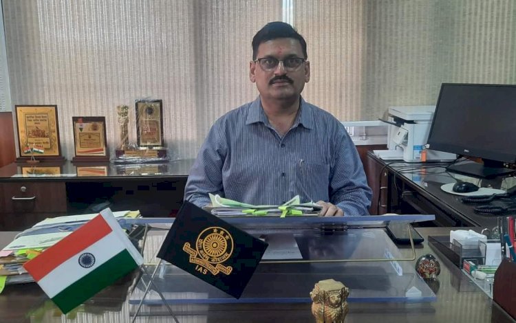 आधार कार्ड अवश्य अपडेट करवायें : एल.आर. वर्मा