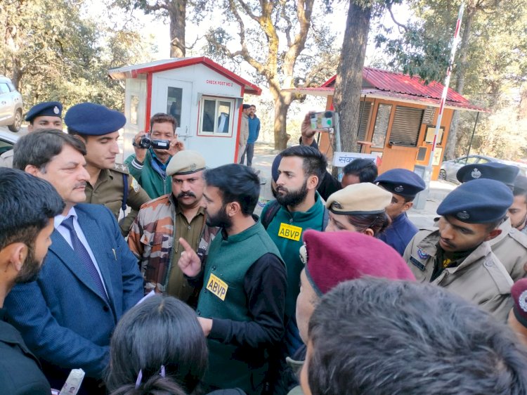 विद्यार्थी परिषद ने यूजी के विद्यार्थियों को अतिरिक्त मौका देने हेतु प्रति कुलपति का गाड़ी रोक किया घेराव : गौरव