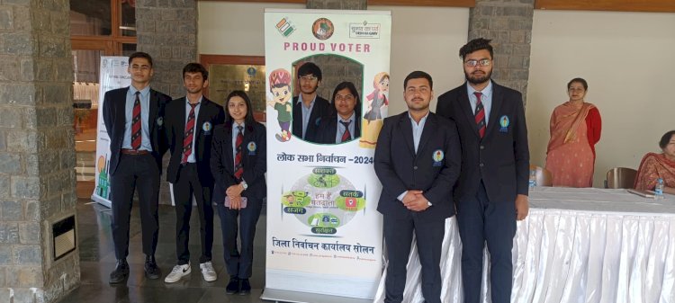 ज़िला निर्वाचन अधिकारी ने भावी युवा मतदाताओं को बताया मतदान का महत्व