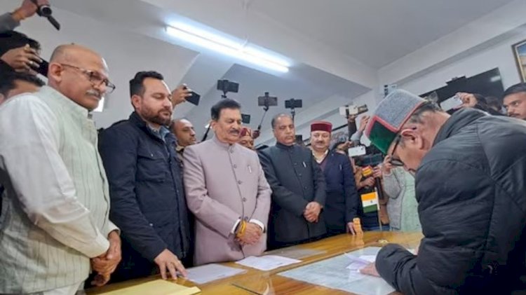 हिमाचल के 3 निर्दलीय विधायकों ने विधानसभा पहुंचकर दिया इस्तीफा