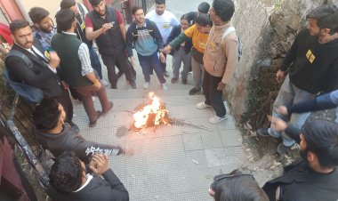 भाग खड़े हुए अध्ययन अधिष्ठाता का आक्रोशित एबीवीपी के कार्यकर्ताओं ने कार्यालय के बाहर फूका पुतला: अभाविप