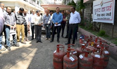 स्टिकर्स से घर-घर पहुंचेगा मतदान का संदेश, डीसी ने किया शुभारंभ