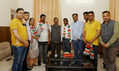 हमीरपुर नप अध्यक्ष मनोज, पार्षद राजकुमार ने थामा कांग्रेस का दामन