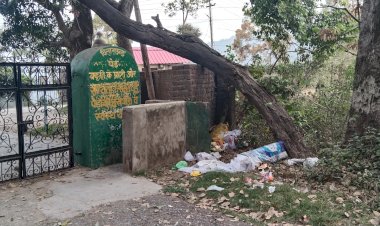 अब विला राउंड में, आसपास में रहने लोग फैक रहे कचरा है,