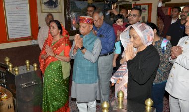 राम नवमी पर राज्यपाल ने जाखू मंदिर में पूजा-अर्चना की