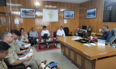 एससी-एसटी से अत्याचार के मामलों की जांच एवं अभियोजन में न हो देरी, उपायुक्त  ने पुलिस और अधिकारियों को दिए निर्देश