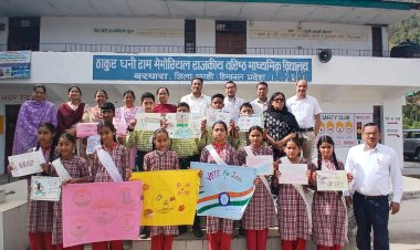 शिक्षण संस्थानों में बताया मतदान का महत्व