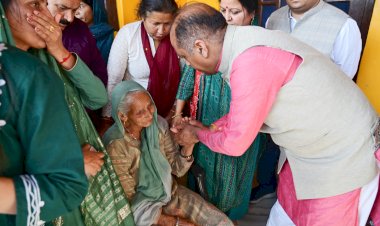 पालमपुर में युवक द्वारा हमले में घायल बिटिया के परिजनों से मिले नेता प्रतिपक्ष जयराम ठाकुर