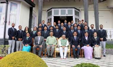 राज्यपाल से प्रशिक्षु अधिकारियों ने भेंट की