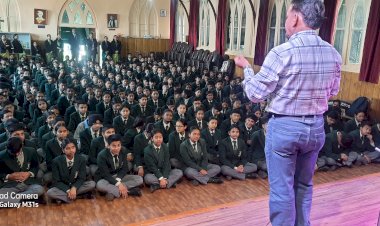 सेंट थॉमस के छात्राओं को बताया मतदान का महत्व