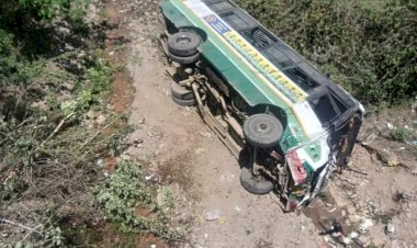 ट्राले की टक्कर से बस पुल से नीचे गिरी,दर्जन भर यात्री हुए घायल