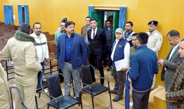 डीसी व एसपी ने जुब्बल विस क्षेत्र के मतदान केंद्रों का किया निरीक्षण