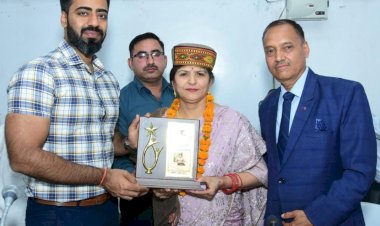 डीसी ने अधीक्षक सुमुन शर्मा को सेवानिवृत्ति पर दी शुभकामनाएं