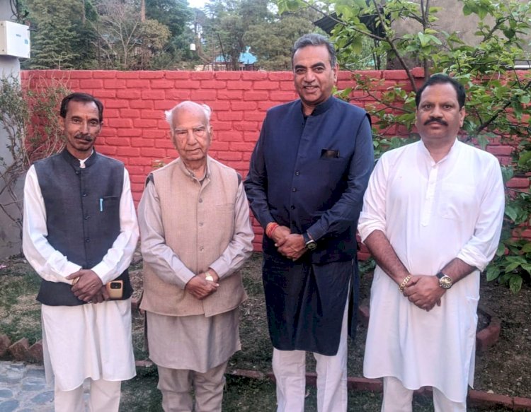 शांता से मिले टंडन, जीत की ओर अग्रसर भाजपा