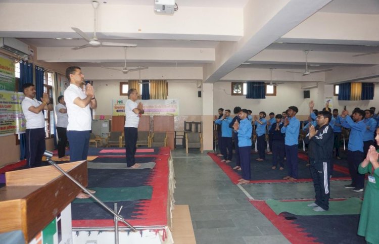 अच्छे स्वास्थ्य के लिए योग जरूरी है वैसे ही स्वस्थ लोकतंत्र के लिए मतदान जरूरी है : ओम कांत ठाकुर