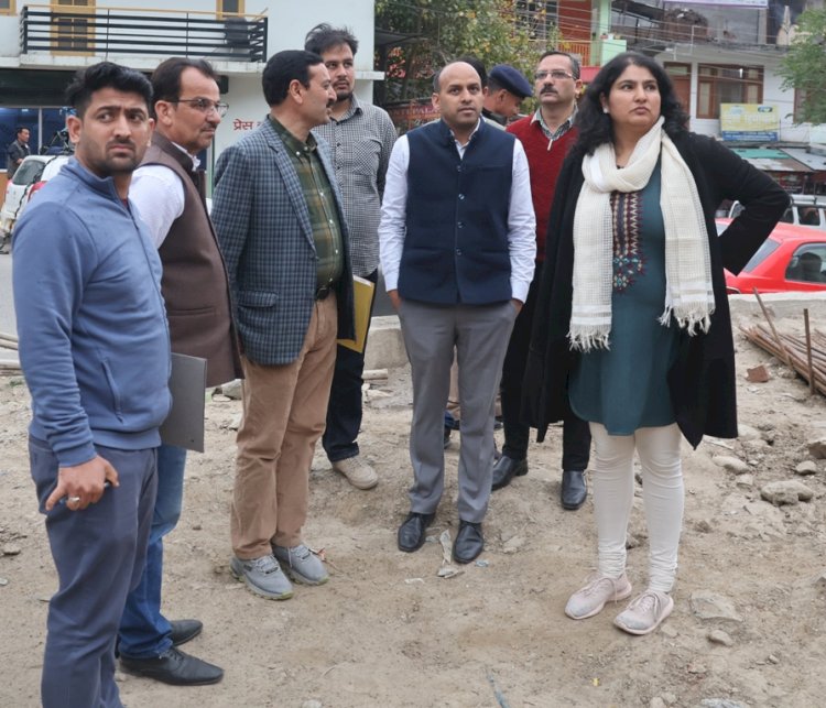 उपायुक्त कुल्लू तोरुल एस रवीश ने किया सेऊ बाग स्थित निर्माणाधीन दृष्टि बाधित आवासीय स्कूल का दौरा।