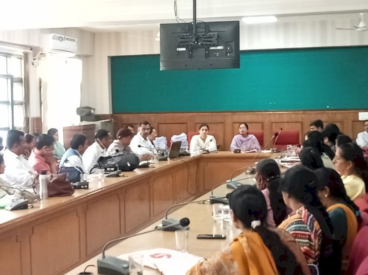 पात्र वरिष्ठ एवं दिव्यांग मतदाताओं को घर से मतदान की सुविधा प्रदान करने पर जागरूक किए बूथ स्तर अधिकारी
