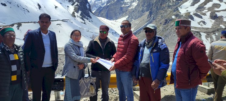 सिस्सू के सेल्फी पॉइंट में भूस्खलन को लेकर जिला प्रशासन वह सीमा सड़क संगठन की सिस्सू में बैठक आयोजित