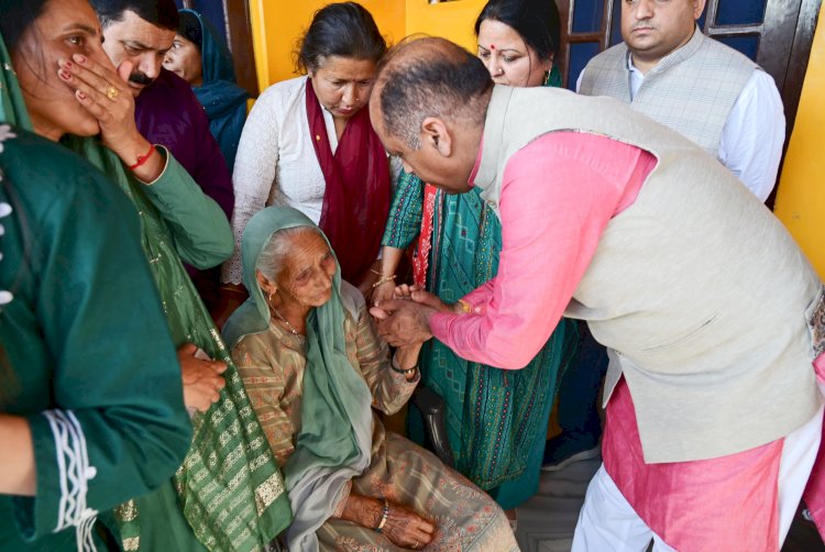 पालमपुर में युवक द्वारा हमले में घायल बिटिया के परिजनों से मिले नेता प्रतिपक्ष जयराम ठाकुर