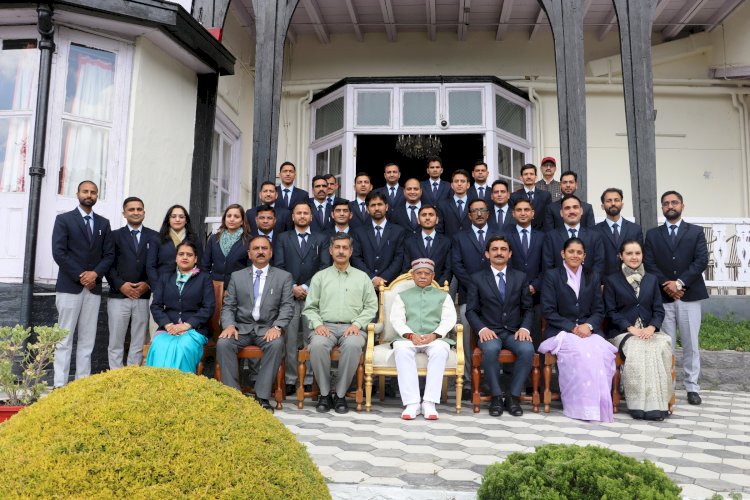 राज्यपाल से प्रशिक्षु अधिकारियों ने भेंट की